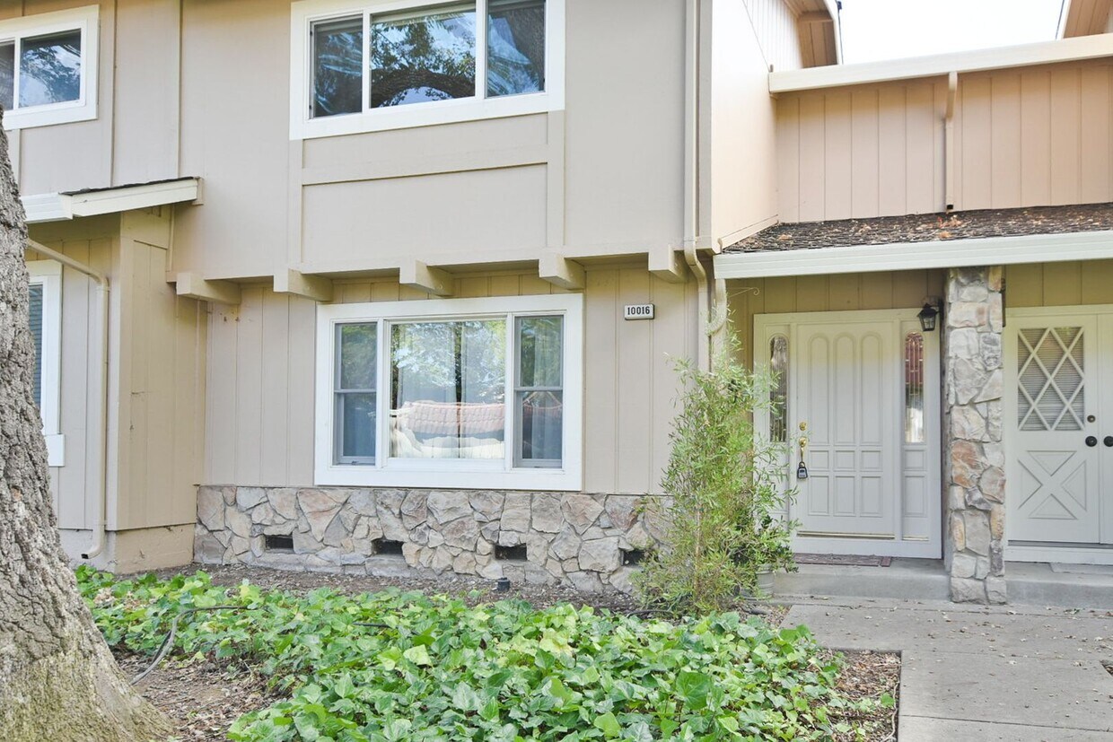Primary Photo - Beautiful Remodeled 3 Bedroom 2.5 Bath Cup...