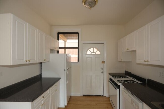 Foto del edificio - 826 W Waveland Ave