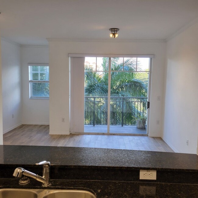 Building Photo - Annual unfurnished luxury 3/2 condo downtown Sarasota overlooking a park!