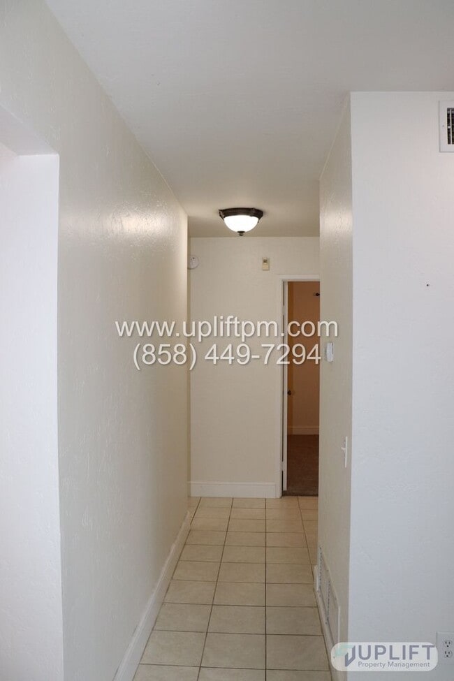 Foto del edificio - 4 BEDROOM/2 BATHROOM - MIRA MESA