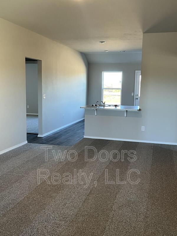 Building Photo - 561 SE 3rd Ter