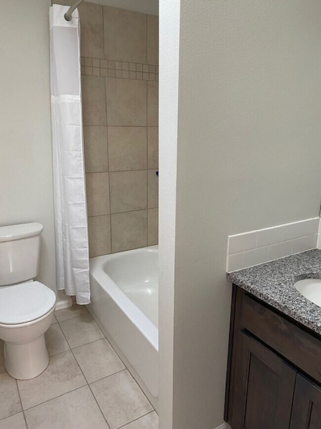 Foto del edificio - ALL PROSPECTIVE TENANTS MUST SUBMIT A $58 NON-REFUNDABLE APPLICATION FEE PER APPLICANT ONLINE AND...