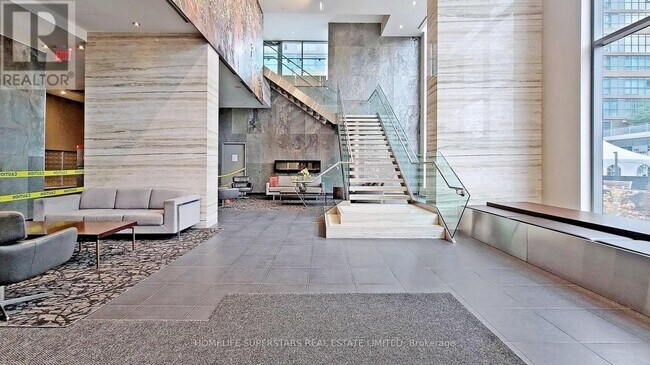 Building Photo - 10 Capreol Ct