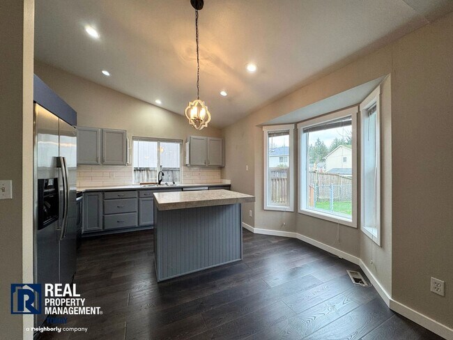 Foto del edificio - Great 3 Bedroom with 2 Car Garage!