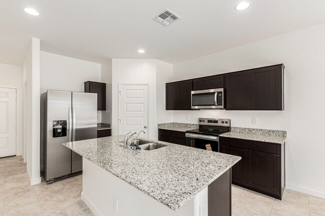 Foto del edificio - Brand New - Never Lived In 4 Bedroom / 2 B...