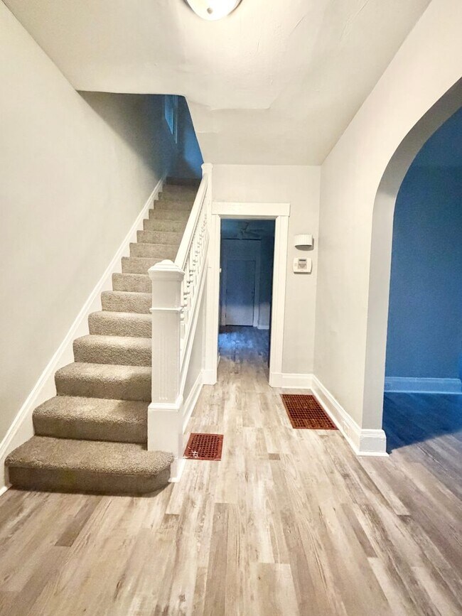 Building Photo - Large 3 bed 1.5 bath! Available NOW!