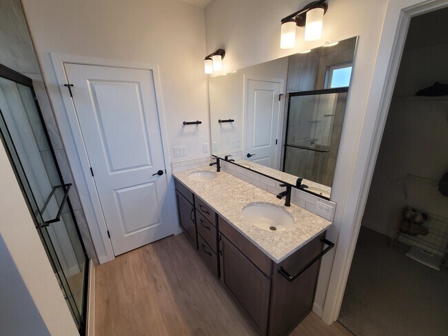 Baño principal con tocador doble y ducha con acceso al vestidor. - 1869 N Skagit Dr