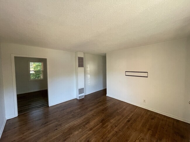 Foto del edificio - 3 Bedroom 1 Bathroom