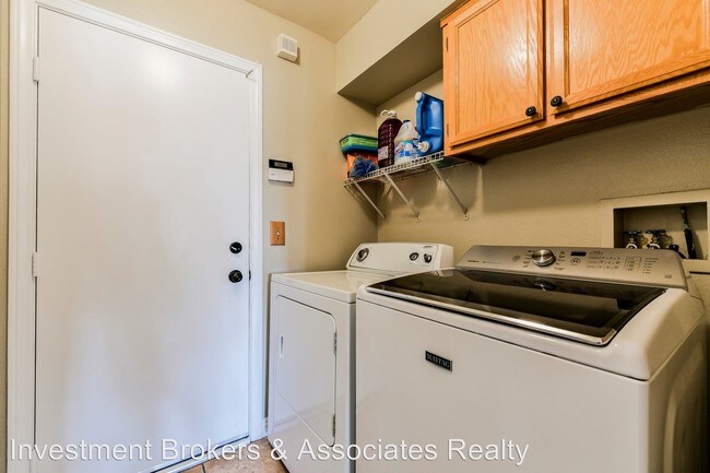 Building Photo - 4 br, 3 bath House - 5525 Red Bluff Dr.