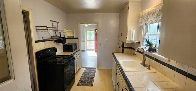 Building Photo - 122 Ginkgo St S