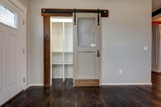 Foto del edificio - Republic Schools - Gorgeous 3 Bed 2 Bath 3 Car Garage For Rent!