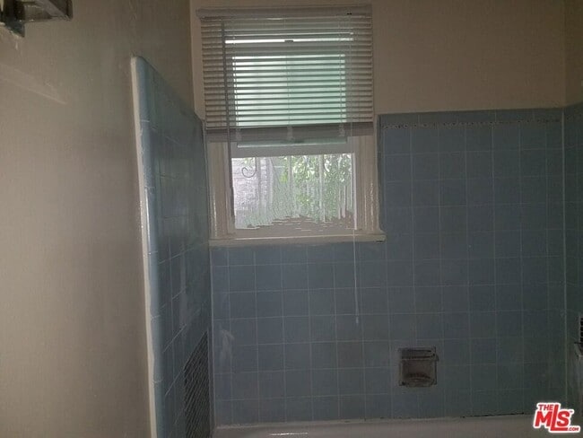 Building Photo - 628 S Ardmore Ave