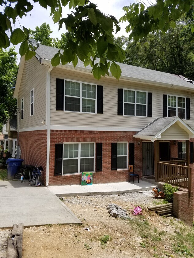 Front - 979 Sims Ave NW