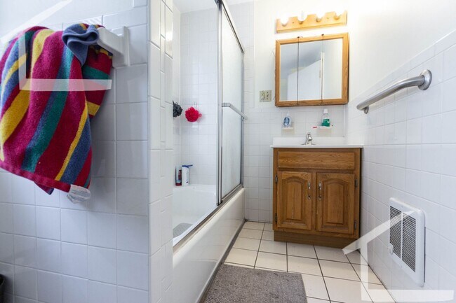 Foto del edificio - No Brokers Fee, Top Floor Unit, Porch, Laundry, Steps from the T Stop