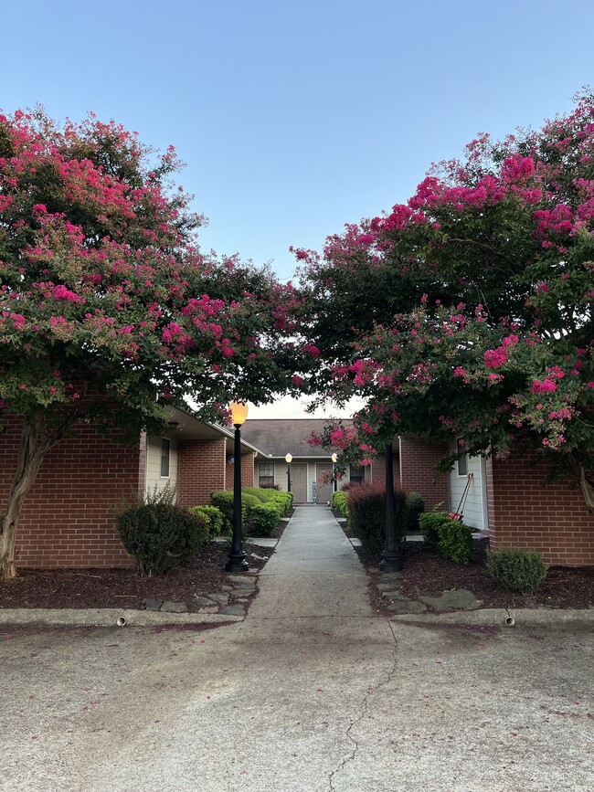 Building Photo - 1401 Lakewood Dr