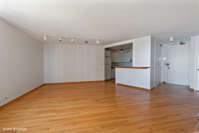 Building Photo - 2626 N Lakeview Ave