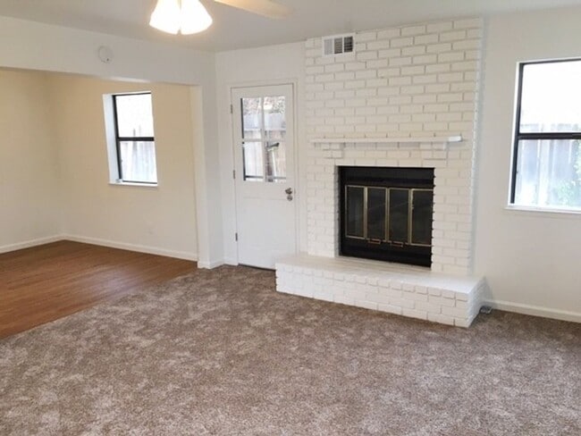 Building Photo - Single Family Home with Yard - Great Condi...