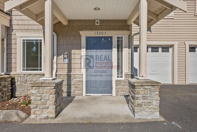 Foto del edificio - Check Out This Private Top-Floor 2-Bedroom, 2.0-Bath Condo in a Gated Community!