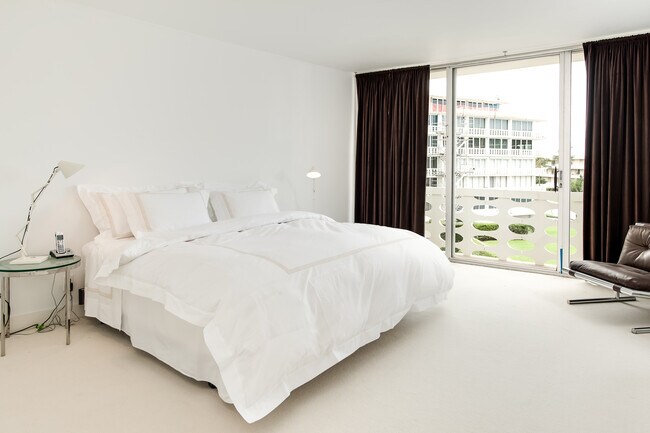 Foto del edificio - 100 Sunrise Ave