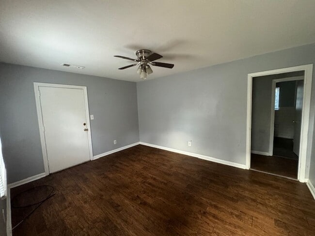 Building Photo - 304 Camellia Cir