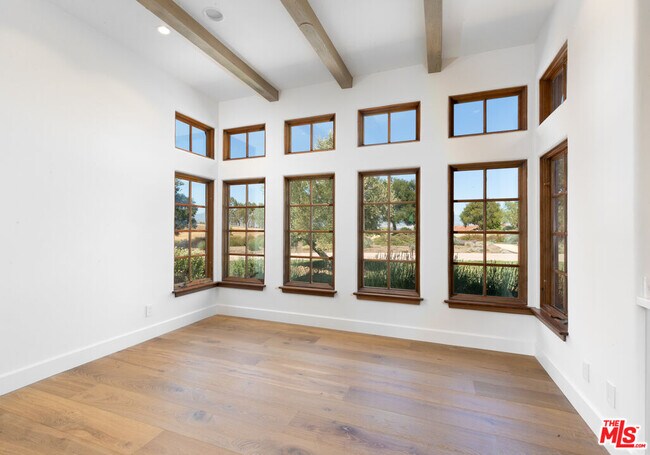 Building Photo - 1325 Ladan Dr