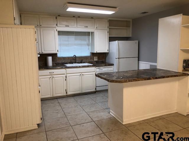 Building Photo - 2431 Rodge Dr
