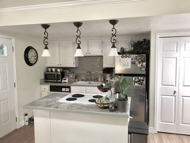 Building Photo - Pet Friendly Townhome in Provo
