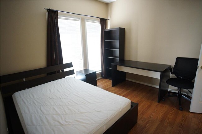 Foto del edificio - 715 W 22nd 1/2 St