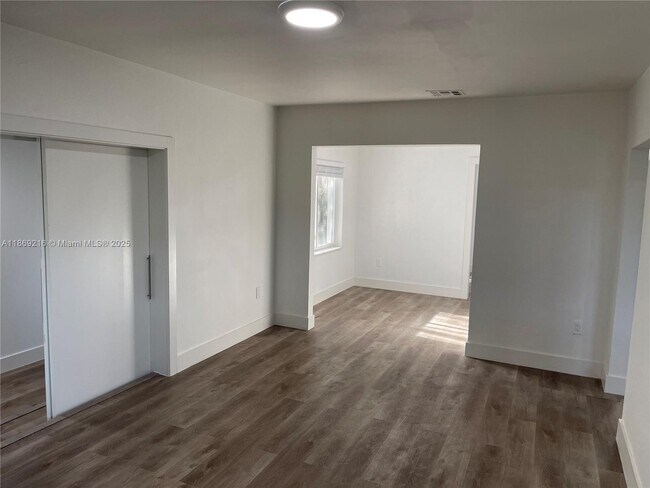 Foto del edificio - 771 NE 137th St