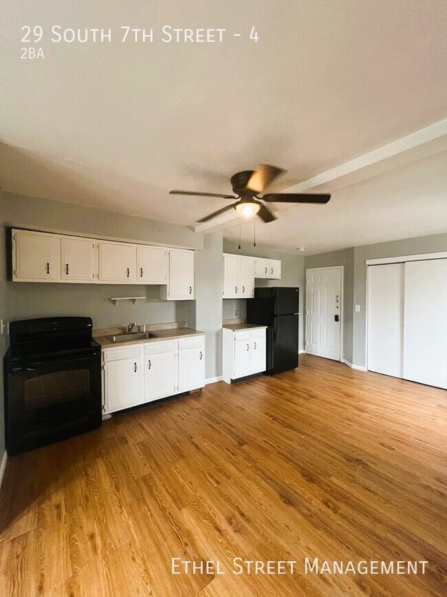 Building Photo - Newly-Updated 2 Bedroom Apartment