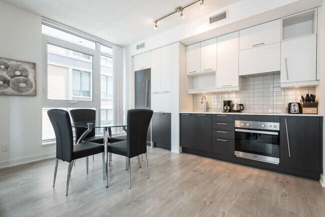 Building Photo - 199 Richmond St W