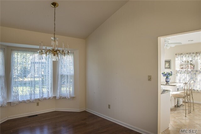 Building Photo - 2555 Youngs Ave
