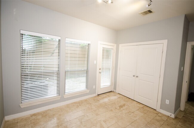 Building Photo - 3802 Center Plaza Dr