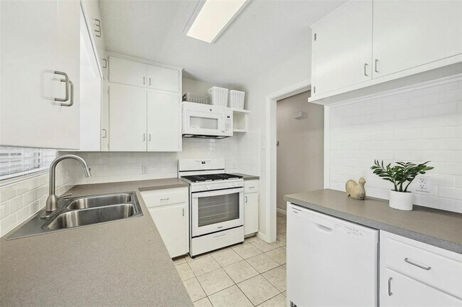 Foto del edificio - 7003 Yates Ave