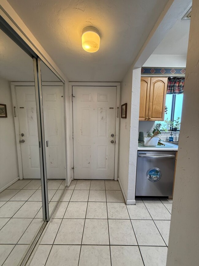 Foto del edificio - Centrally Located Townhouse!