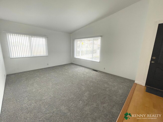 Foto del edificio - Spacious 3 Bedroom Home with Backyard Pati...