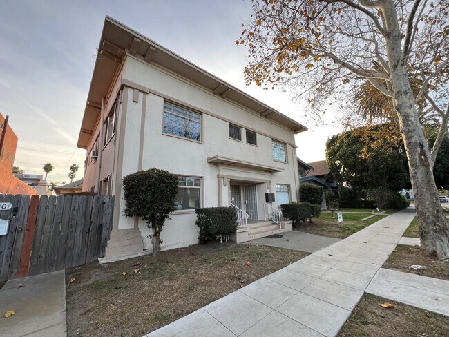 Building Photo - *Available Now! 1 Bedroom Apartment Walkin...