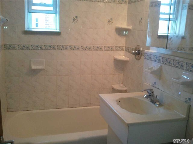 Foto del edificio - 30-11 Parsons Blvd