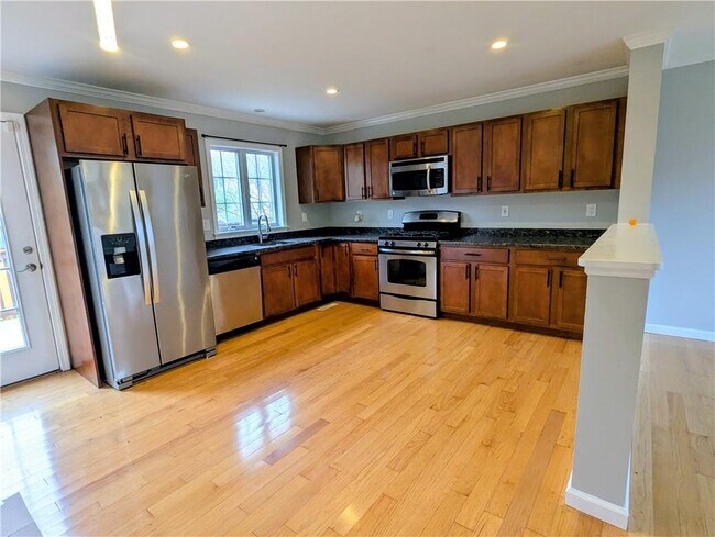 Building Photo - 47 King Phillip St