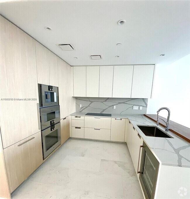 Building Photo - 15701 Collins Ave