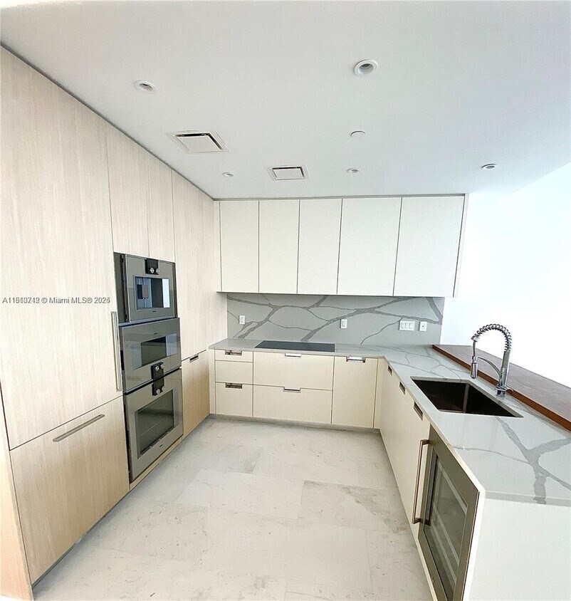 Primary Photo - 15701 Collins Ave