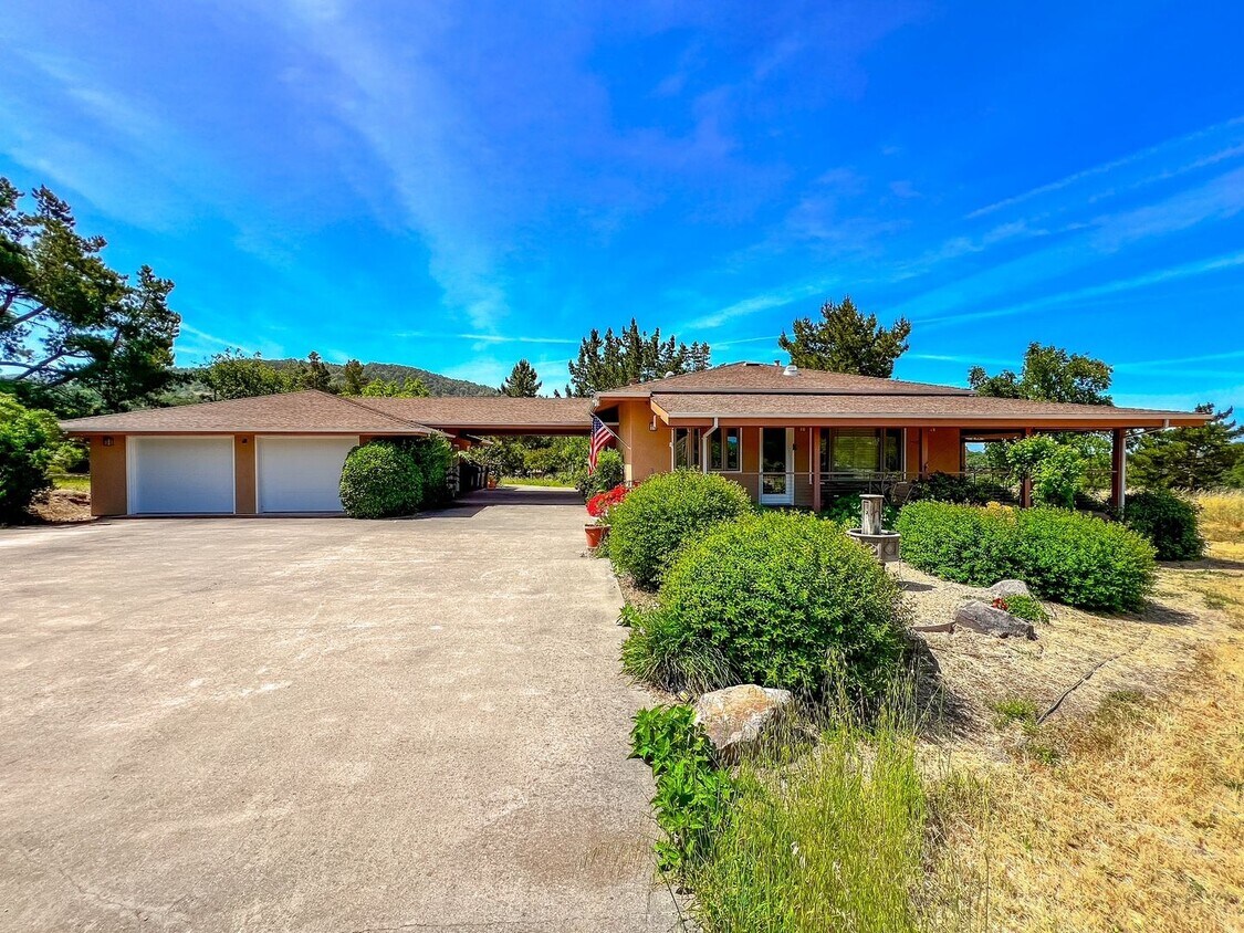 Primary Photo - Charming Two Bedroom Country House with Vi...