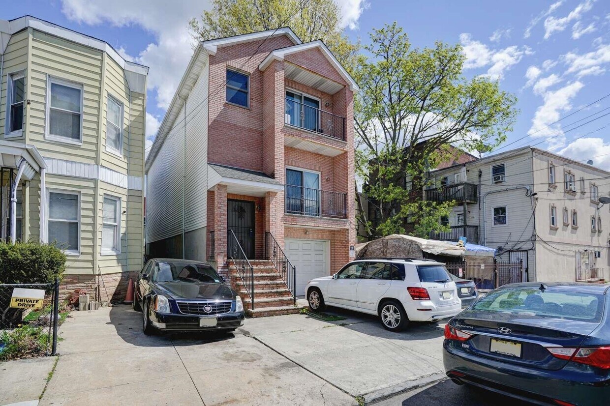 10 Olean Ave Unit 2, Jersey City, NJ 07304 Room for Rent in Jersey