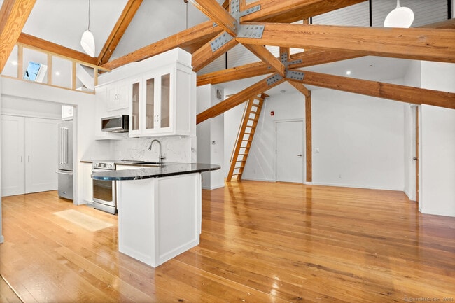 Building Photo - 2 Hollyhock Rd