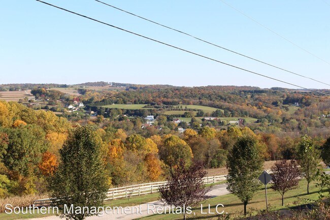 Foto del edificio - 3 br, 1 bath House - 2063 Cemetery Road