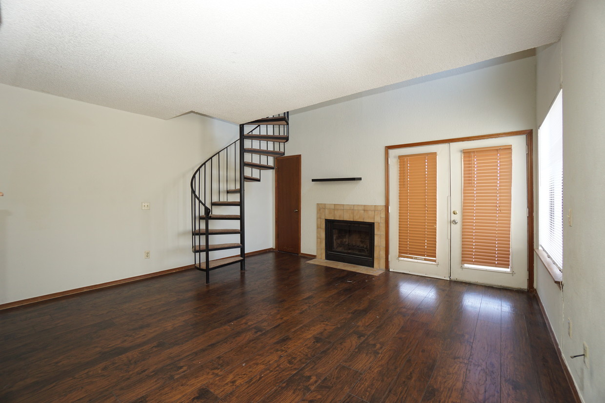 Primary Photo - 11520 N May Ave