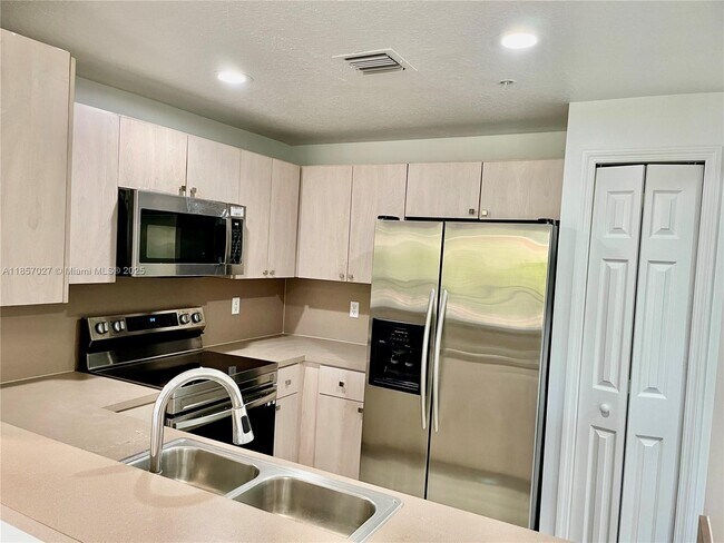 Foto del edificio - 6420 NW 114th Ave