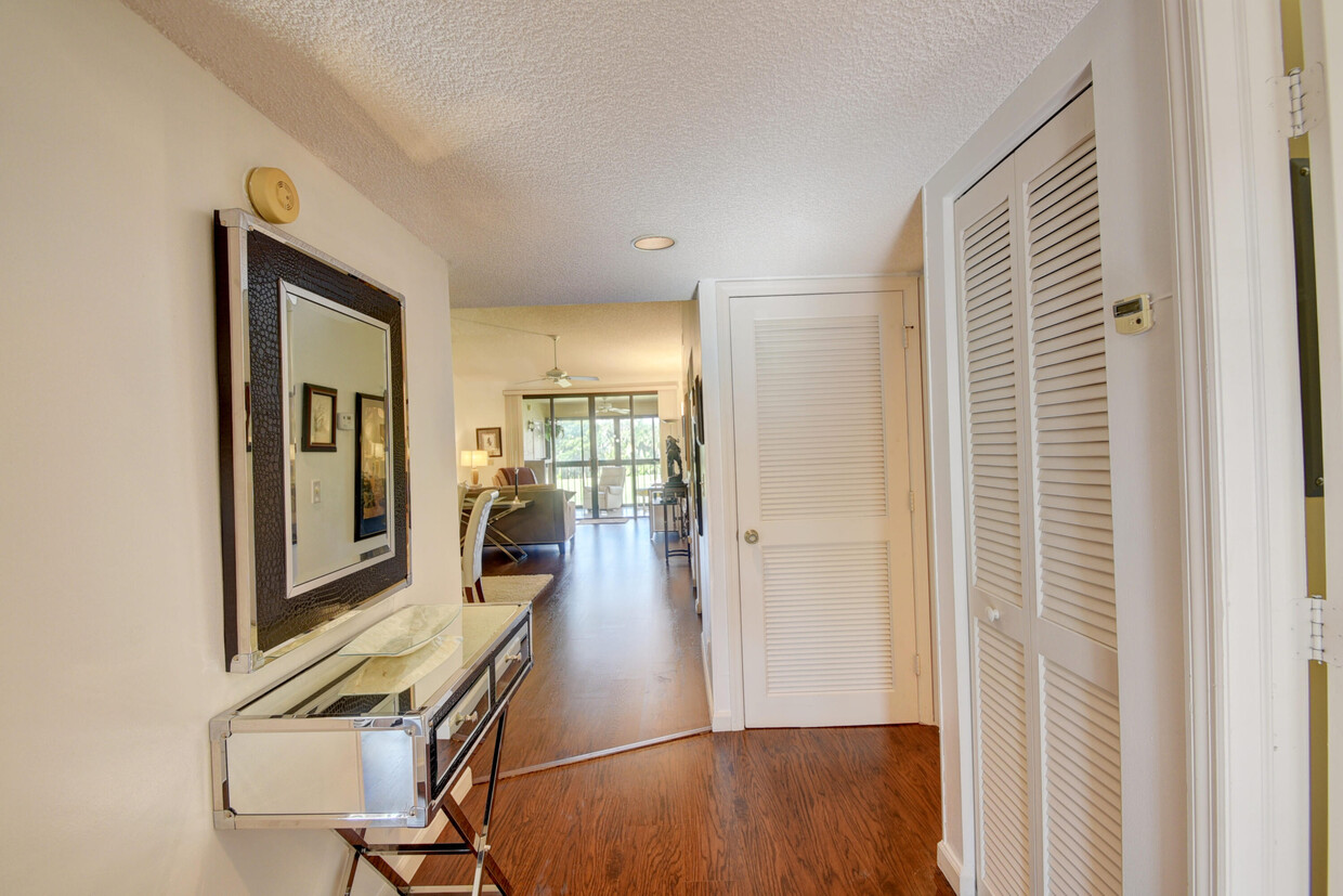 Foto principal - 7455 Glendevon Ln