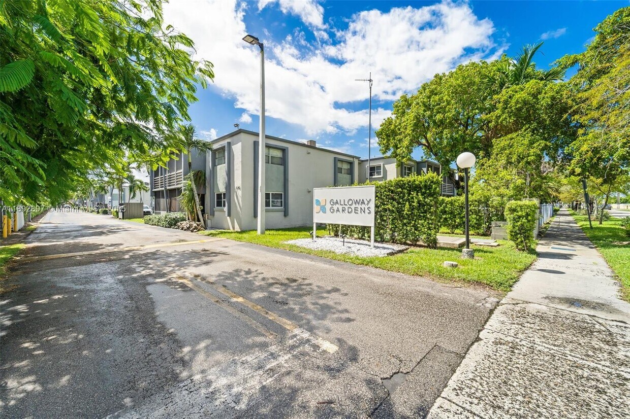 Foto principal - 8764 SW 12th St