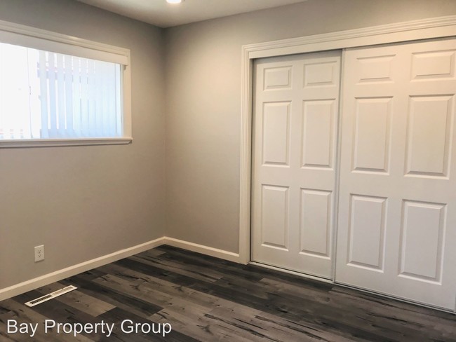 Building Photo - 155-157 Locksunart Way